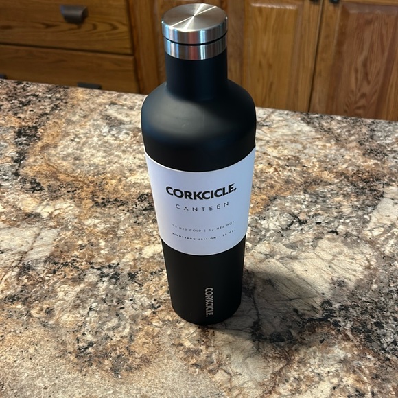 NWT Corkcicle Black Canteen Vinnebago Edition 25 Oz. Works For Cold or Hot - Picture 1 of 4